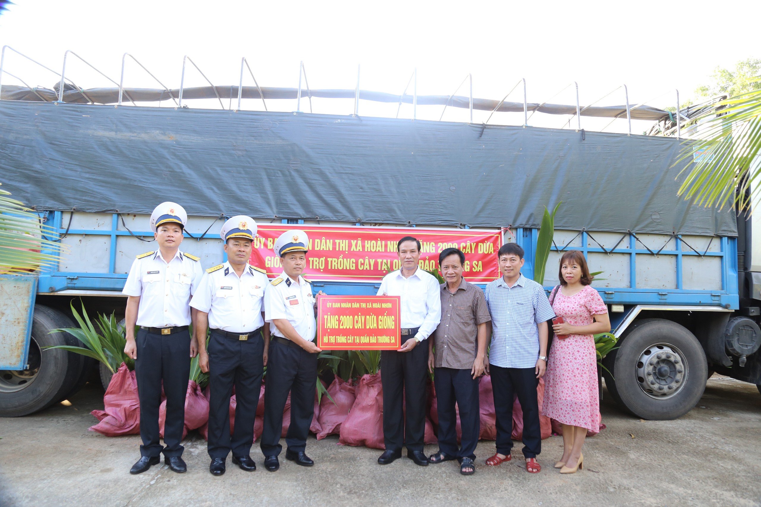 Vùng 4 Hải quân: Tiếp nhận 2000 cây dừa giống từ Thị xã Hoài Nhơn tặng.